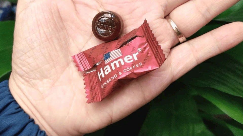 viên kẹo ngậm hamer mỹ trên tay